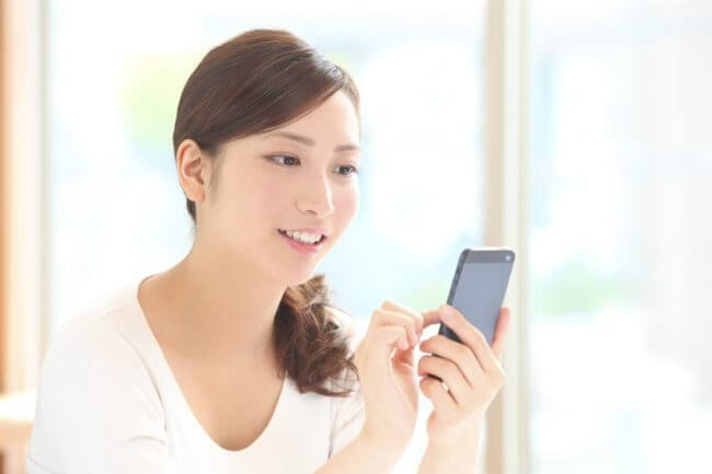 スマホを持つ若い女性